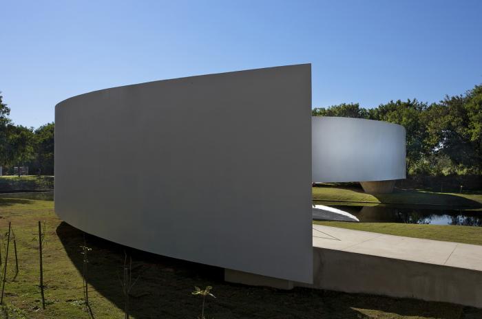 BIM建筑|宛如一条飘逸的纯白丝带：日本移民博物馆 / Gustavo Penna