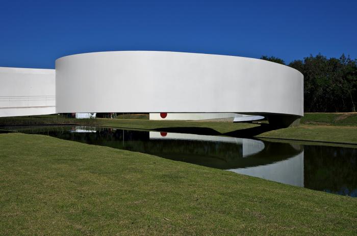 BIM建筑|宛如一条飘逸的纯白丝带：日本移民博物馆 / Gustavo Penna