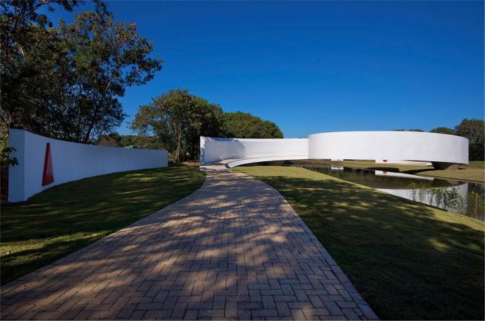 BIM建筑|宛如一条飘逸的纯白丝带：日本移民博物馆 / Gustavo Penna