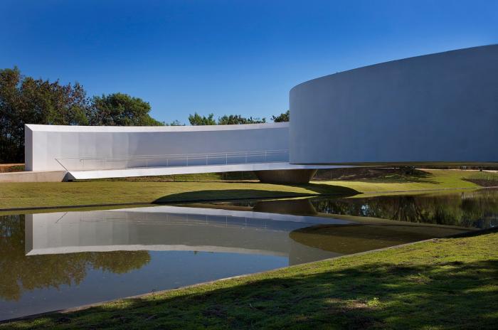 BIM建筑|宛如一条飘逸的纯白丝带：日本移民博物馆 / Gustavo Penna