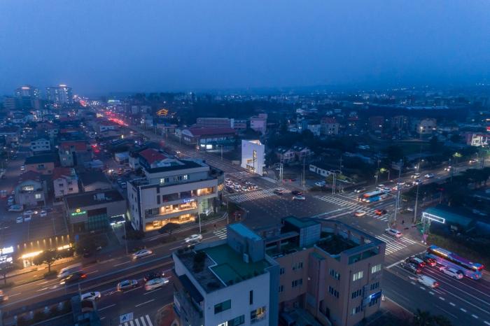 BIM建筑|混凝土构筑的抽象几何空间：Atelier 11办公楼 / Atelier 11