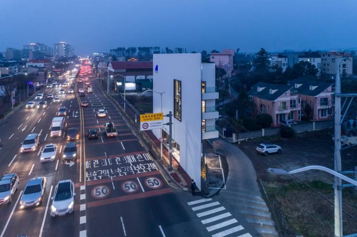 BIM建筑|混凝土构筑的抽象几何空间：Atelier 11办公楼 / Atelier 11