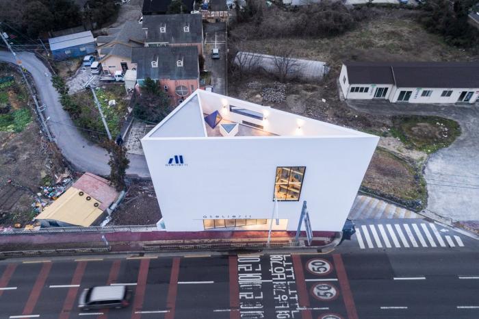 BIM建筑|混凝土构筑的抽象几何空间：Atelier 11办公楼 / Atelier 11