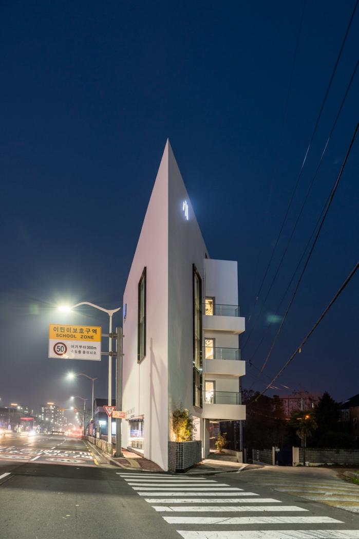 BIM建筑|混凝土构筑的抽象几何空间：Atelier 11办公楼 / Atelier 11