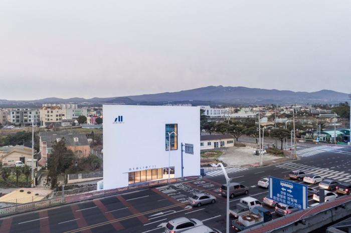 BIM建筑|混凝土构筑的抽象几何空间：Atelier 11办公楼 / Atelier 11