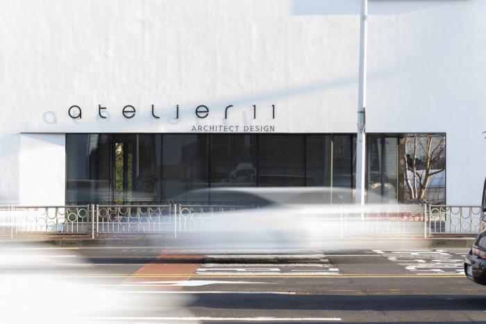 BIM建筑|混凝土构筑的抽象几何空间：Atelier 11办公楼 / Atelier 11