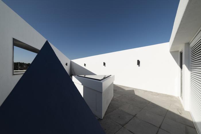 BIM建筑|混凝土构筑的抽象几何空间：Atelier 11办公楼 / Atelier 11