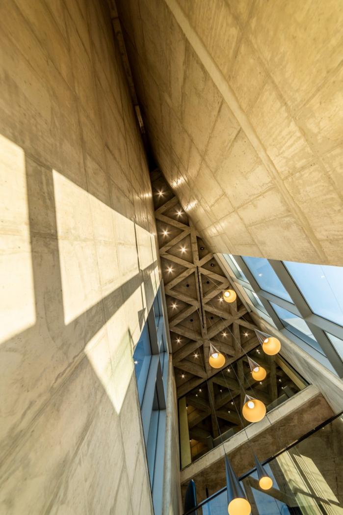 BIM建筑|混凝土构筑的抽象几何空间：Atelier 11办公楼 / Atelier 11