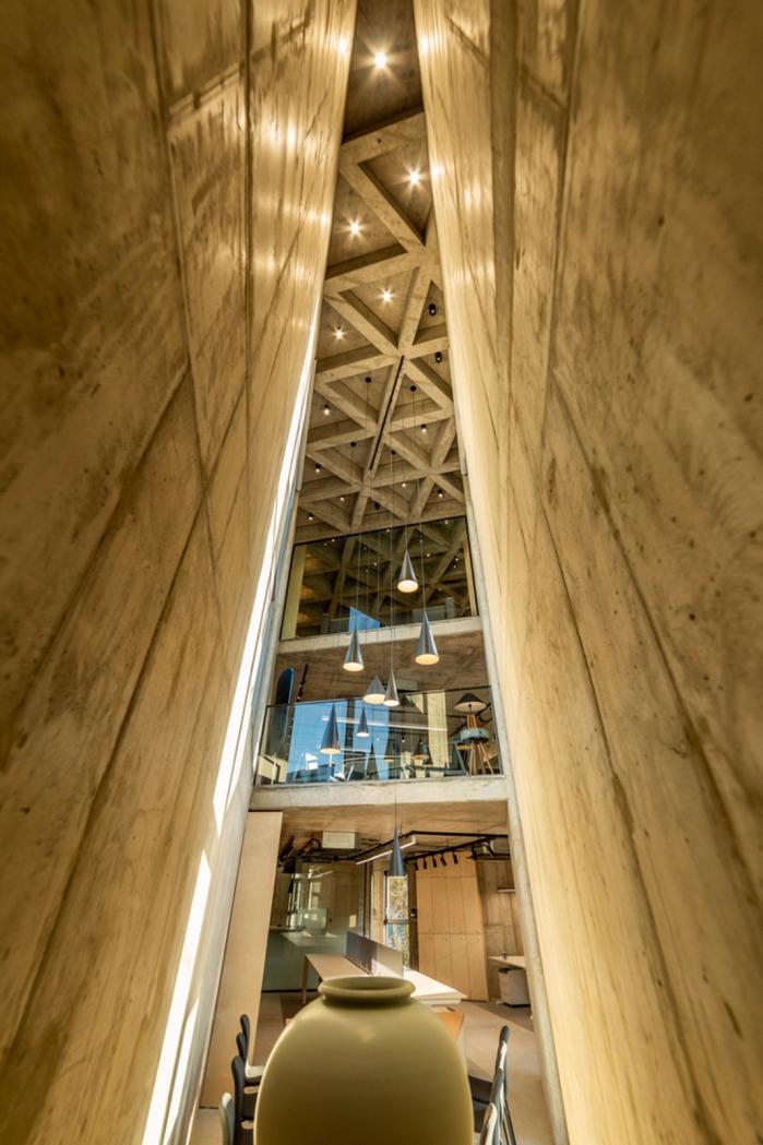 BIM建筑|混凝土构筑的抽象几何空间：Atelier 11办公楼 / Atelier 11