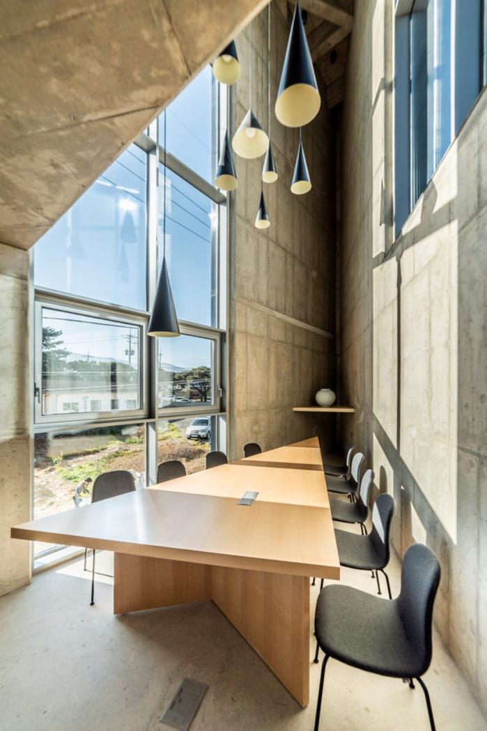 BIM建筑|混凝土构筑的抽象几何空间：Atelier 11办公楼 / Atelier 11