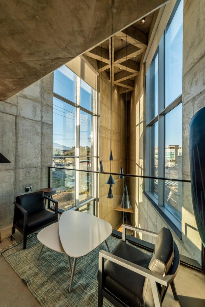 BIM建筑|混凝土构筑的抽象几何空间：Atelier 11办公楼 / Atelier 11