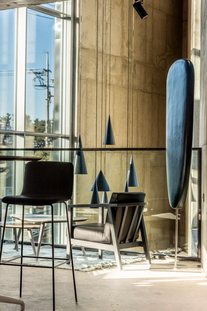 BIM建筑|混凝土构筑的抽象几何空间：Atelier 11办公楼 / Atelier 11