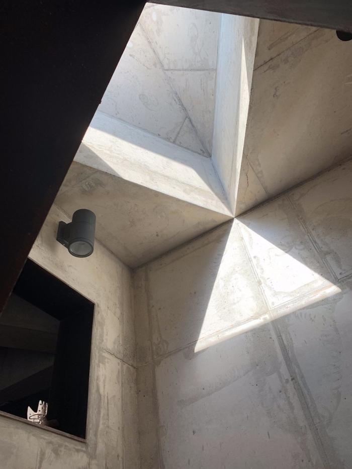 BIM建筑|混凝土构筑的抽象几何空间：Atelier 11办公楼 / Atelier 11