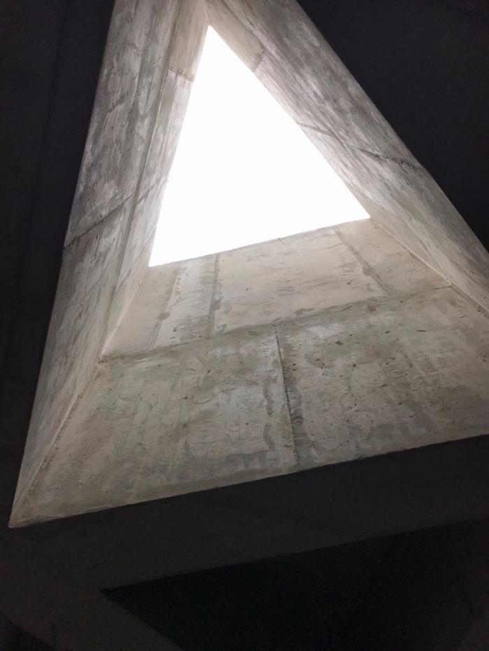 BIM建筑|混凝土构筑的抽象几何空间：Atelier 11办公楼 / Atelier 11