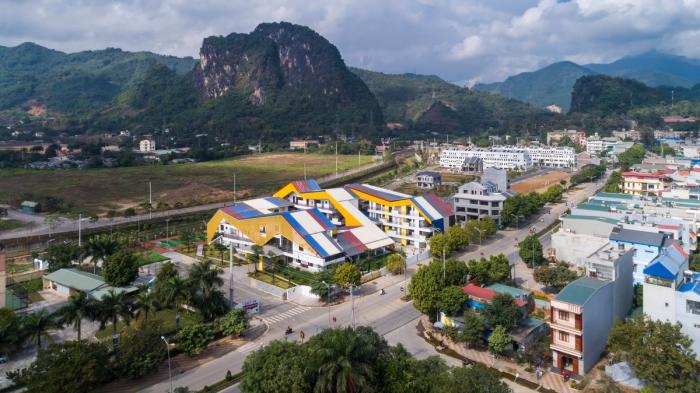 BIM建筑|五彩斑斓，互相嵌套的“山坡‘幼儿园 / 1+1>2