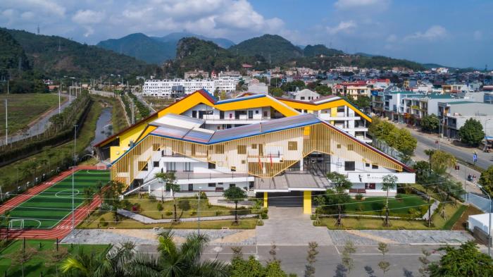 BIM建筑|五彩斑斓，互相嵌套的“山坡‘幼儿园 / 1+1>2