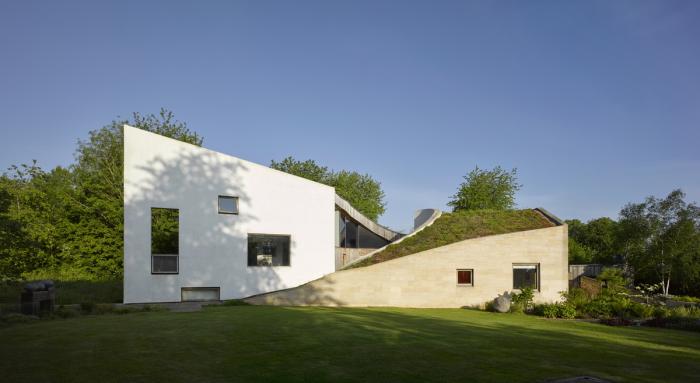 BIM建筑|乡村风景里的双人舞：英国景天草住宅 / Featherstone Young