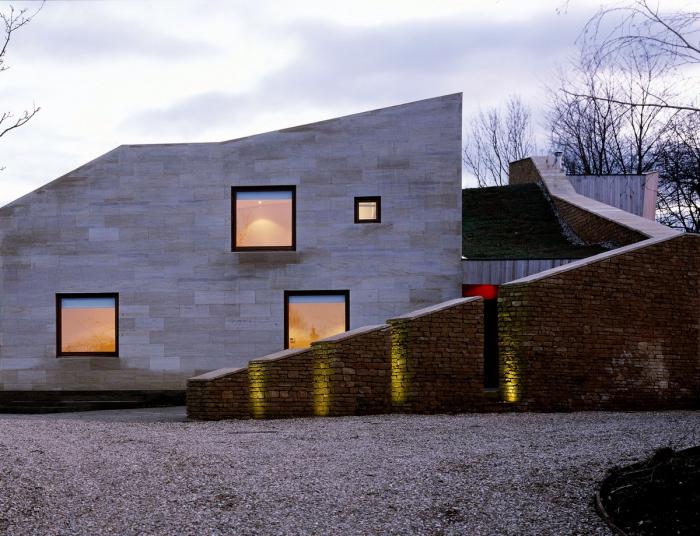 BIM建筑|乡村风景里的双人舞：英国景天草住宅 / Featherstone Young