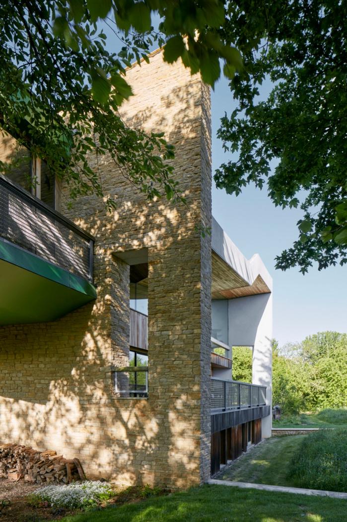 BIM建筑|乡村风景里的双人舞：英国景天草住宅 / Featherstone Young