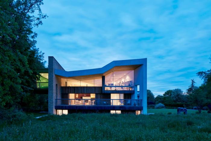 BIM建筑|乡村风景里的双人舞：英国景天草住宅 / Featherstone Young