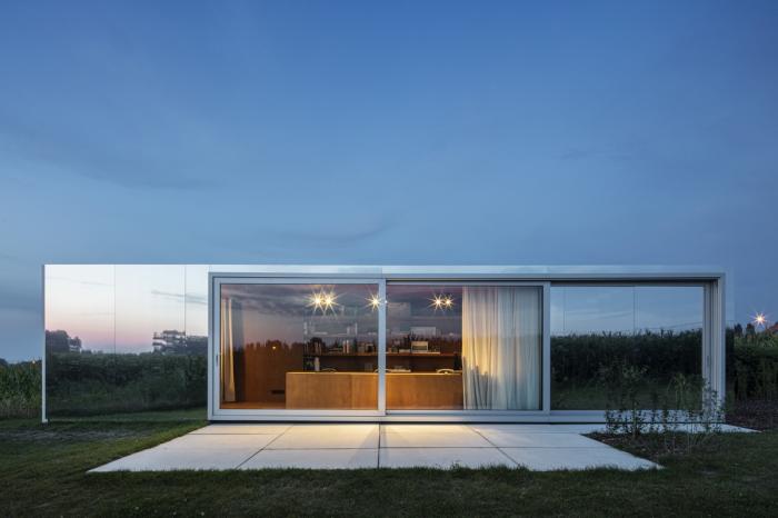 BIM建筑|映出碧草蓝天的玻璃盒子 / TOOP