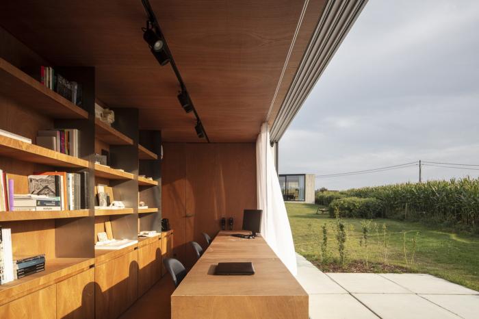 BIM建筑|映出碧草蓝天的玻璃盒子 / TOOP