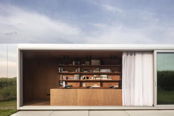 BIM建筑|映出碧草蓝天的玻璃盒子 / TOOP