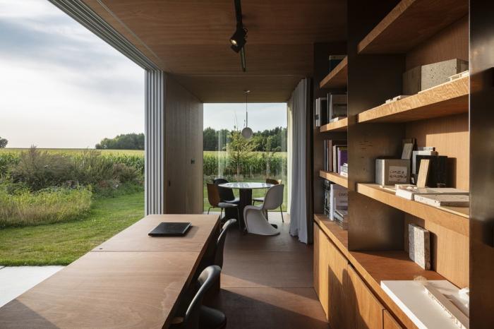 BIM建筑|映出碧草蓝天的玻璃盒子 / TOOP