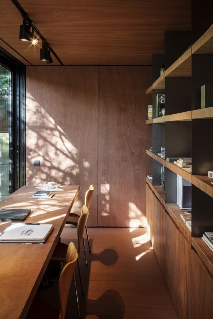 BIM建筑|映出碧草蓝天的玻璃盒子 / TOOP