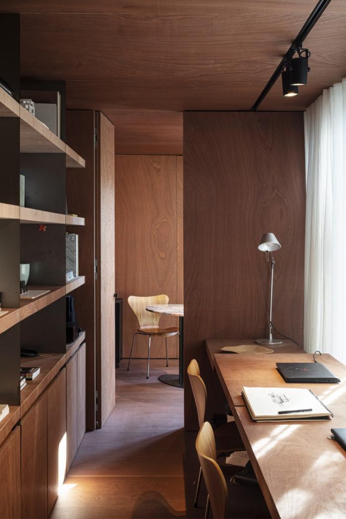 BIM建筑|映出碧草蓝天的玻璃盒子 / TOOP