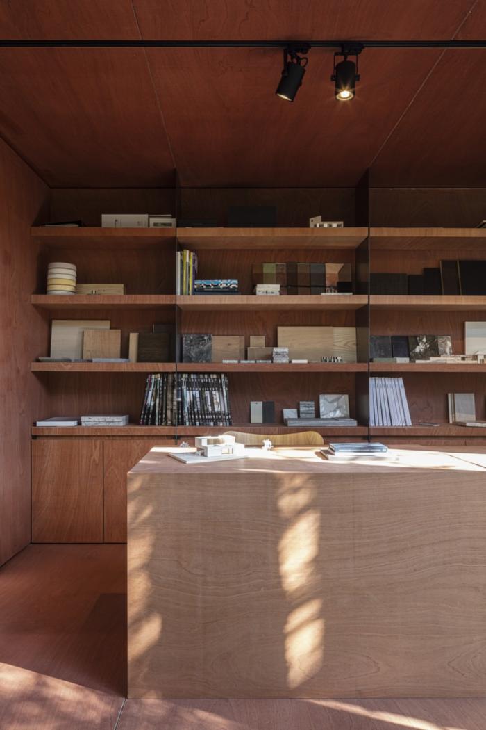 BIM建筑|映出碧草蓝天的玻璃盒子 / TOOP