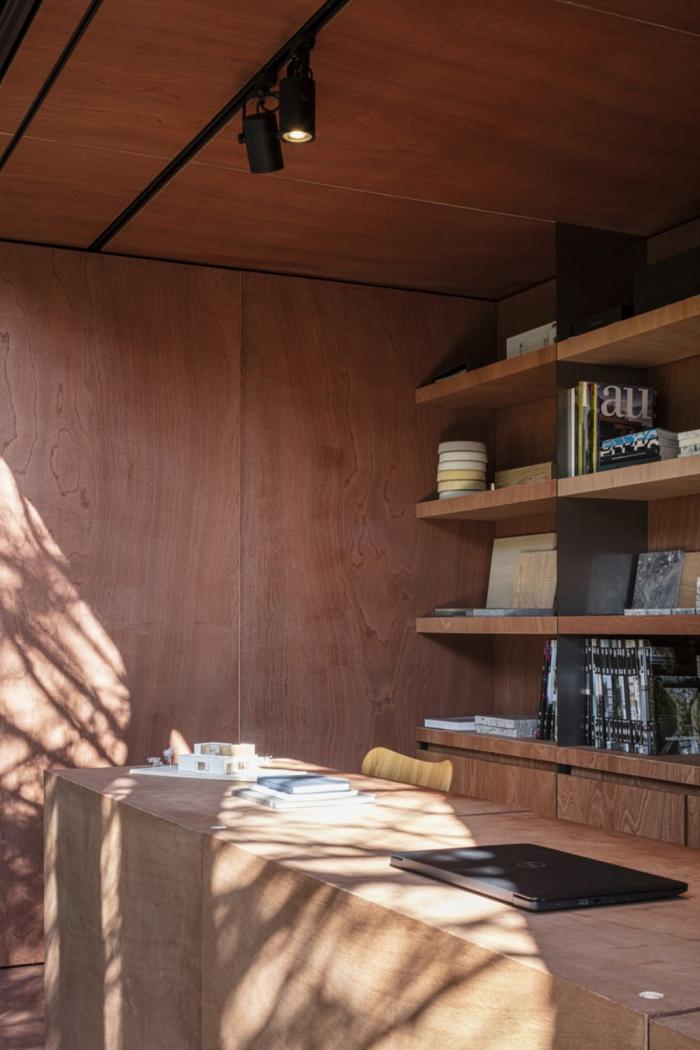 BIM建筑|映出碧草蓝天的玻璃盒子 / TOOP