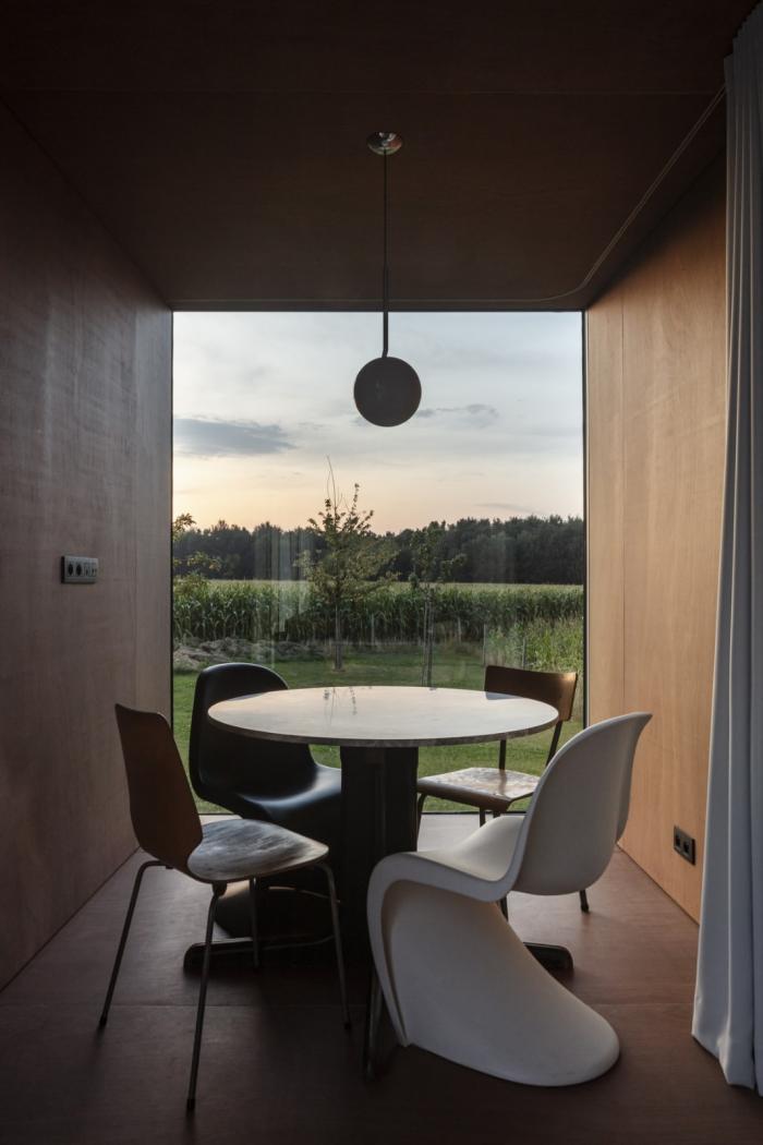 BIM建筑|映出碧草蓝天的玻璃盒子 / TOOP