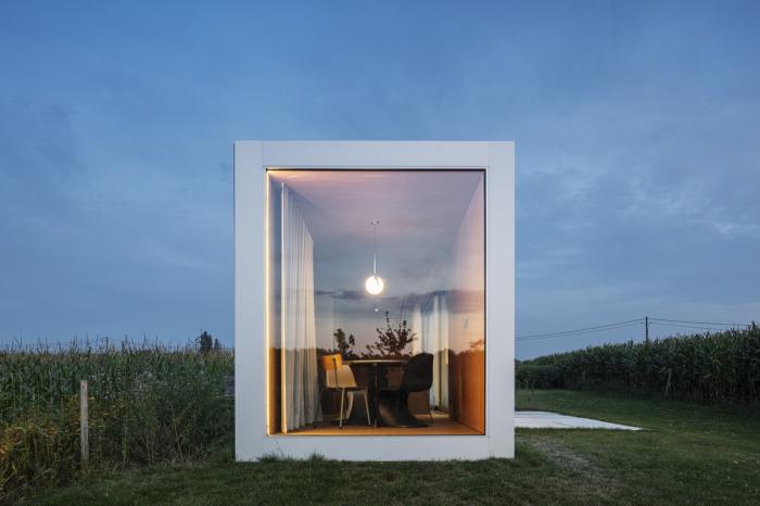 BIM建筑|映出碧草蓝天的玻璃盒子 / TOOP