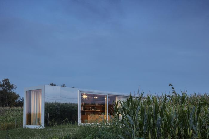 BIM建筑|映出碧草蓝天的玻璃盒子 / TOOP