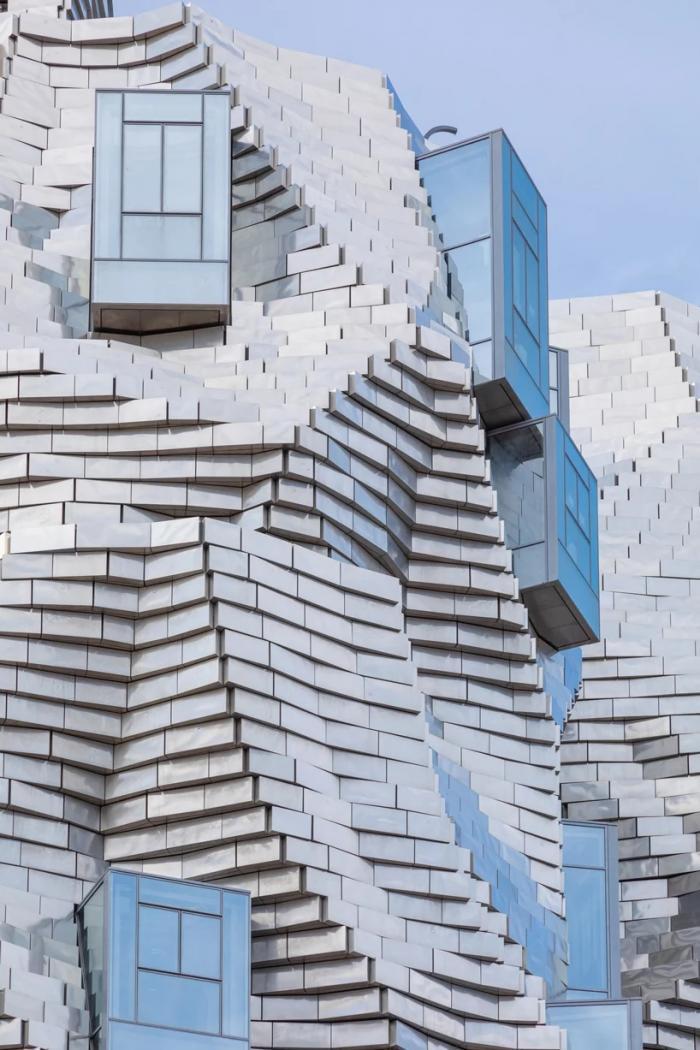 BIM建筑|弗兰克·盖里作品LUMA大厦即将竣工，银色铝板覆盖的动感雕塑