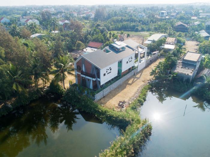 BIM建筑|纵向贯通的“A”字斜柱结构，越南会安康成别墅 / VRA Design