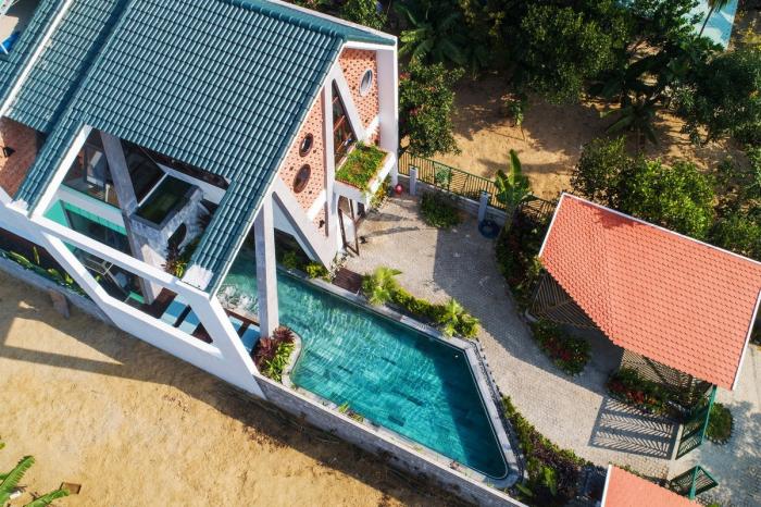 BIM建筑|纵向贯通的“A”字斜柱结构，越南会安康成别墅 / VRA Design