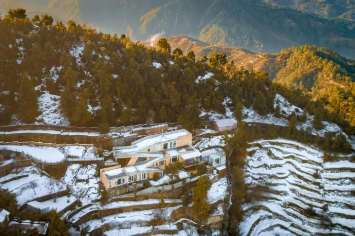 BIM建筑|粗野之中，宁静地消隐，喜马拉雅山间坡道小屋 / Ant Studio
