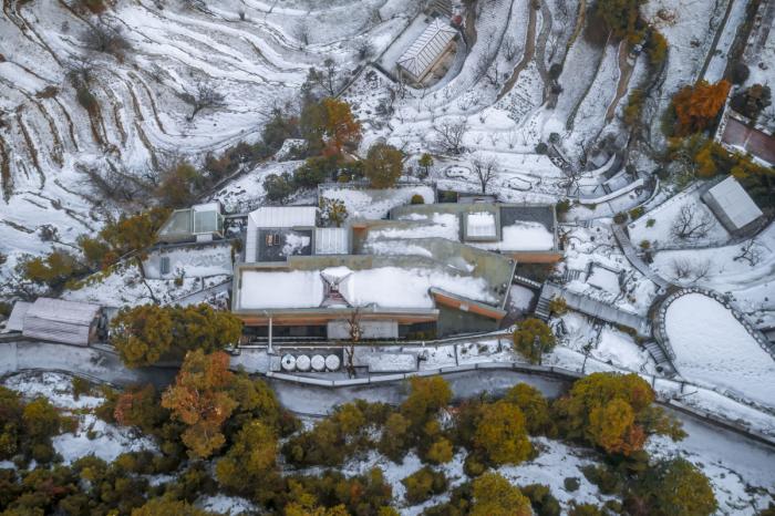 BIM建筑|粗野之中，宁静地消隐，喜马拉雅山间坡道小屋 / Ant Studio
