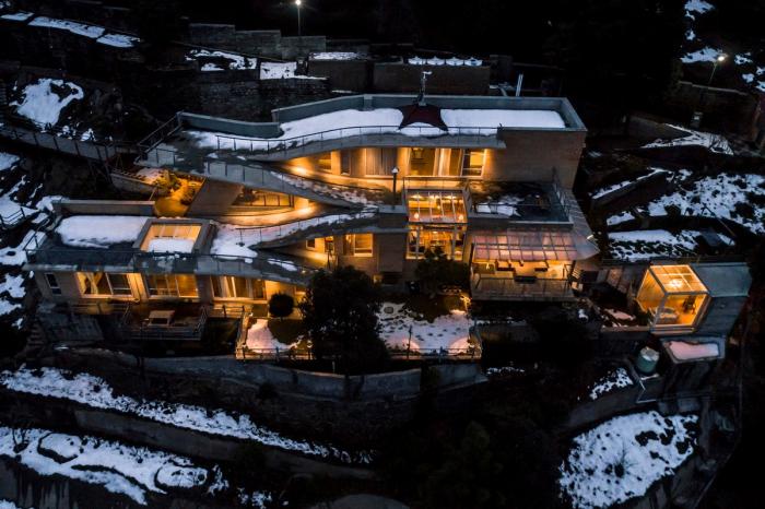 BIM建筑|粗野之中，宁静地消隐，喜马拉雅山间坡道小屋 / Ant Studio