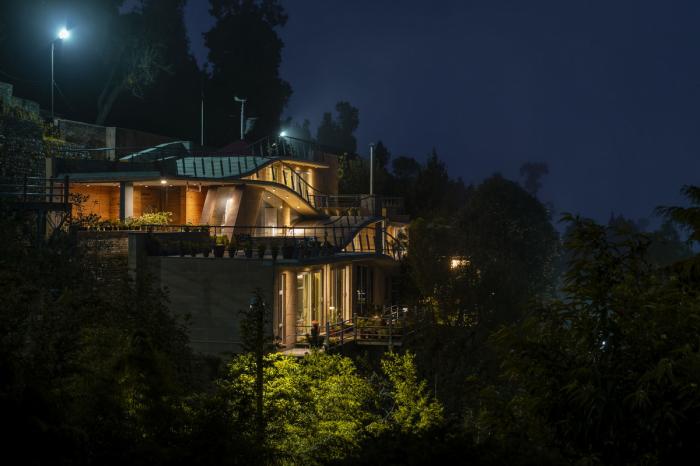 BIM建筑|粗野之中，宁静地消隐，喜马拉雅山间坡道小屋 / Ant Studio