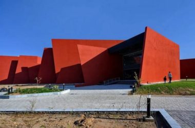 BIM建筑|来自火红色的热烈暴击：角形网格梁架遮荫下的校园 / Sanjay Puri-BIM建筑网