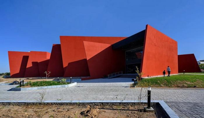 BIM建筑|来自火红色的热烈暴击：角形网格梁架遮荫下的校园 / Sanjay Puri