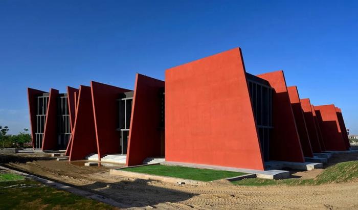 BIM建筑|来自火红色的热烈暴击：角形网格梁架遮荫下的校园 / Sanjay Puri