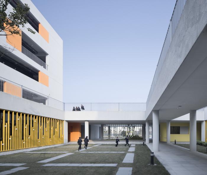 BIM建筑|小河弯弯，愉快嬉戏的童年——宁波杭州湾滨海小学 / 浙江大学建筑设计研究院