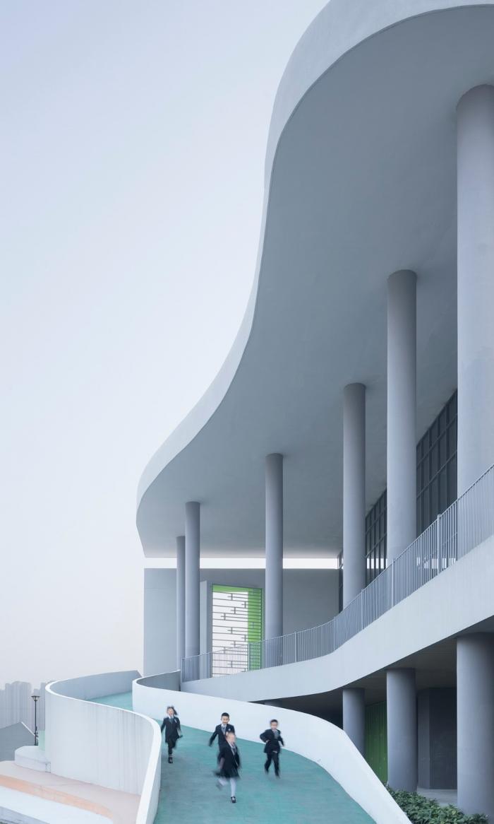 BIM建筑|小河弯弯，愉快嬉戏的童年——宁波杭州湾滨海小学 / 浙江大学建筑设计研究院