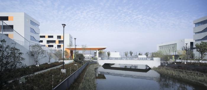 BIM建筑|小河弯弯，愉快嬉戏的童年——宁波杭州湾滨海小学 / 浙江大学建筑设计研究院