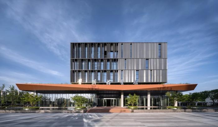 BIM建筑|如场地升起的巨石——青浦区档案馆 / UDG联创设计