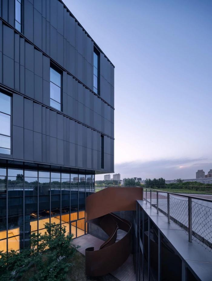 BIM建筑|如场地升起的巨石——青浦区档案馆 / UDG联创设计